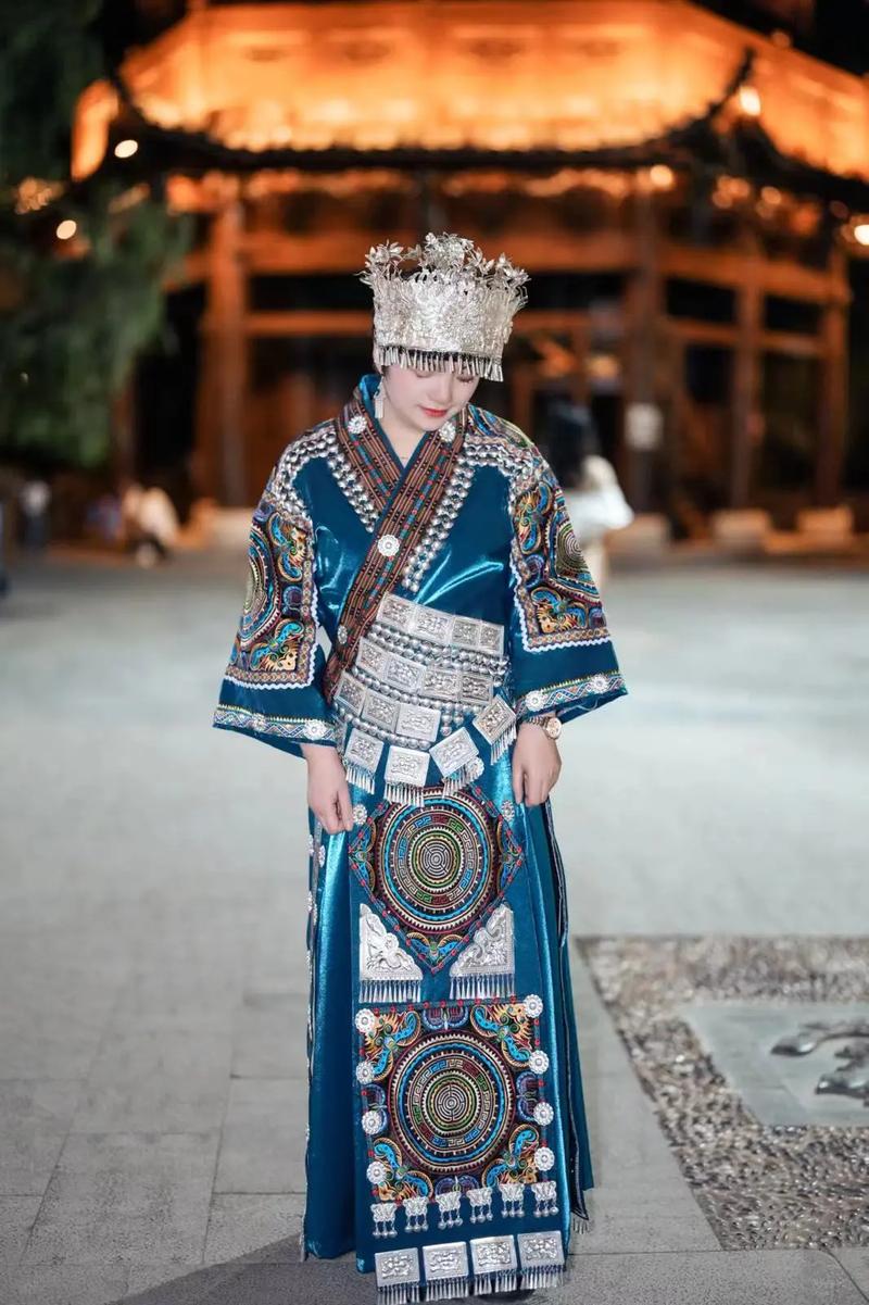 总要穿一次苗族服饰吧 #想看看自己穿苗服的样子 #贵州少数 - 抖音