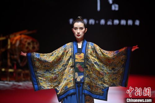 广西南宁上演民族服饰时装秀